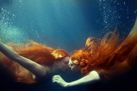 redheaded mermaidens ... ~photo by natalie shau Halloween Costumes Redhead, Natalie Shau, Mermaids Kissing, Under The Water, Water Nymphs, Mermaid Aesthetic, Redhead Beauty, Under Water, Mermaid Art