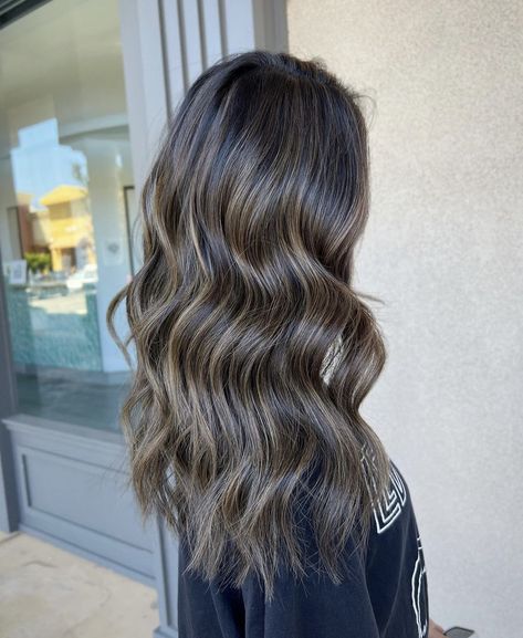 Seamless Brunette Balayage, Brown Hair Inspo, Brunette Balayage, Brunette Hair With Highlights, Hair Dyes, Colour Ideas, Balayage Brunette, Good Hair Day, Hair Colour