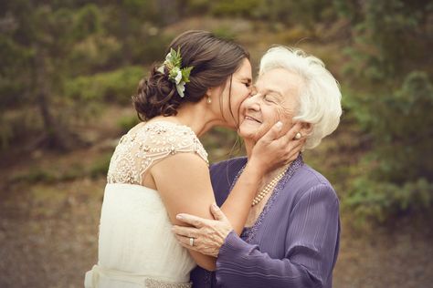 Bride With Grandma, Wedding Photos With Grandma, Grandma And Bride Photos, Wedding Photos With Grandparents, Bride And Grandparents Pictures, Bride And Grandmother Pictures, Josie Wedding, Sweet Photoshoot, Famous Photographs