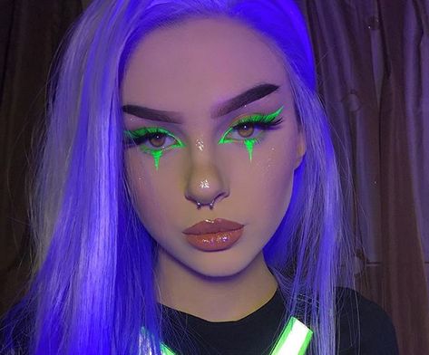 Halloween Rave Makeup, Uv Rave Makeup, Black Light Eye Makeup, Black Light Makeup Ideas Glow, Uv Makeup Halloween, Neon Glitter Makeup, Rave Makeup Neon, Uv Liner Looks, Glow In The Dark Party Makeup