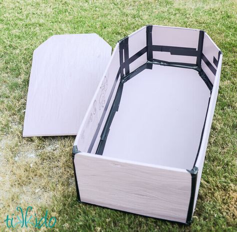 Halloween Coffin Decoration, Diy Styrofoam Crafts, Coffin Decor, Cardboard Props, Styrofoam Crafts, Halloween Ghost Decorations, Halloween Props Diy, Halloween Tutorial, Halloween Coffin