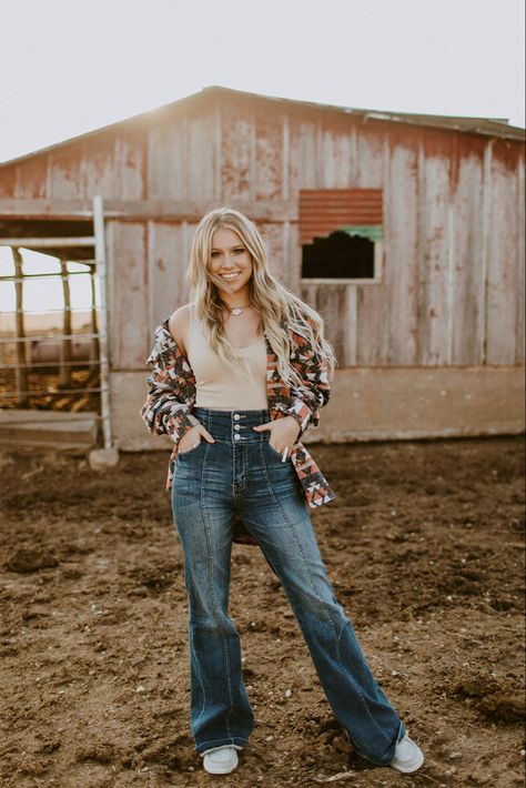 Aztec Shacket Outfit, Aztec Print Jacket Outfit, Western Aztec Jacket Outfit, Western Senior Pictures Outfit, Aztec Cardigan Outfit, Senior Picture Outfit Ideas, Rodeo Fits, Senior Pictures Ideas, Picture Outfit Ideas