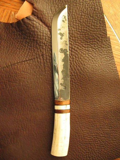 Massive Leuku hand forged Puronvarsi blade - Song of the Woods - Made by Robin. Handle is Walrus ivory, Mammoth ivory and Birch. Called a Leuku which means Saami knife. Related posts: Leuku Knife and Sheath Finnish Blades with Ivory Handles Elm Burl Mallet Head Handle Saami Style Knife and Sheath Leuku Knife, Mammoth Ivory, Back House, Knife Shapes, Knife Making Tools, Knife Patterns, Wood Knife, Bushcraft Knives, Edc Knife