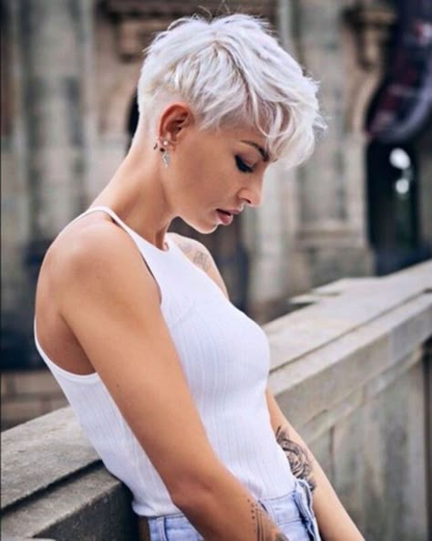 Enhance Your Face With Well-Chosen And Trendy Short Hairstyles Trendy Short Hairstyles, Short White Hair, Crop Hair, Blonde Pixie Hair, Short Blonde Haircuts, Short Hair Undercut, Super Short Hair, Blonde Pixie Haircut, Edgy Short Hair