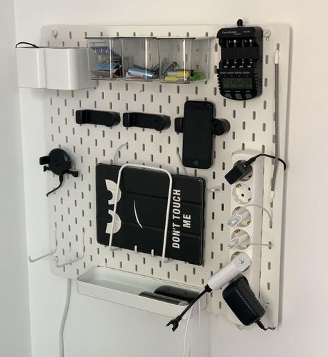 #idea #ideas #storechargers #storebatteries #bchargers #batteries #Ikeaophangbord #ophangbord #Ikea #IkeaSkadis #Skadis Skadis Bedroom, Skadis Office Ideas, Skadis Gaming Setup, Ikea Pegboard Ideas Gaming, Ikea Skadis Office, Skadis Pegboard Hack, Skådis Ikea Hack, Ikea Pegboard Hack, Skadis Ikea Ideas Office