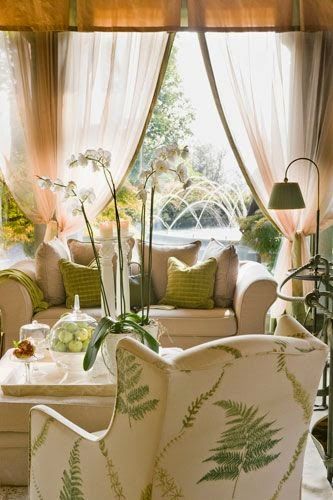 Eye For Design: Decorate With Fern Decor For Trendy Interiors Cream Lounge, Summer Bedroom Decor, Themed Living Room, Ivy Cottage, Summer Bedroom, Trendy Interiors, Casa Country, Botanical Decor, Lounge Design