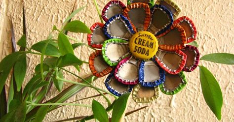 A Mom, a Kid, and Art: Found it on Pinterest and Actually Did It: Bottle Cap Flower Bottle Top Crafts, Bottle Cap Projects, Cap Art, Bottle Cap Art, Bottle Cap Crafts, Beer Caps, Diy Bottle, Top Crafts, Recycled Art