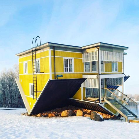 10 Awkward Upside-Down Homes Around The World Crazy House Designs, Strange Buildings, Upside Down World, Upside Down House, Crazy Houses, Small Entrance, Earthship Home, Crazy House, Sims 4 House Plans