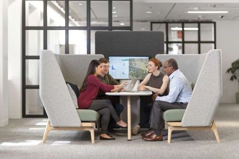 People need environments that calm and inspire, and this collaborative lounge furniture helps create those spaces. Office Collaboration Space, Hybrid Office, Italian Office Furniture, Modern Office Furniture Design, Collaborative Furniture, Contemporary Office Furniture, Contemporary Office Desk, Cheap Office Furniture, Creative Office Space