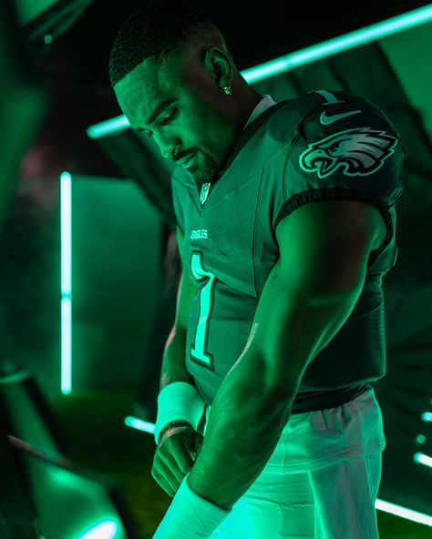 Jalen Hurts | Come on, Let’s Get To It.. #BREEDOF1 | Instagram Philadelphia Eagles Football, Philadelphia Sports, Beard Fade, Fly Eagles Fly, Jalen Hurts, Eagles Football, American Football Jersey, American Football Players, Football Uniforms