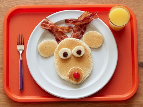 Pancake Reindeer: The Assembly : Center the large oval… Pancake Reindeer, Reindeer Pancakes, Prek Christmas, Fruit Pancakes, Pancakes Breakfast, Pancake Breakfast, Dessert Breakfast, Banana Slices, Peppermint White