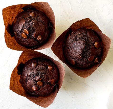 Looking for some light, bouncy, moist Double Chocolate Banana Muffins that have a beautiful, tall muffin crown? I've got you! These muffins effortlessly come together in one bowl and are mixed + baked in under 45 minutes. These mega moist chocolate muffins are LOADED with chocolate-banana flavor and you're going to love them! Breakfast Chocolate Muffins, Moist Chocolate Banana Muffins, Chocolate Oatmeal Muffins, Choc Banana Muffins, Moist Chocolate Muffins, Chocolate Breakfast Muffins, Banana Chocolate Muffins, Double Chocolate Banana Muffins, Moist Banana Muffins