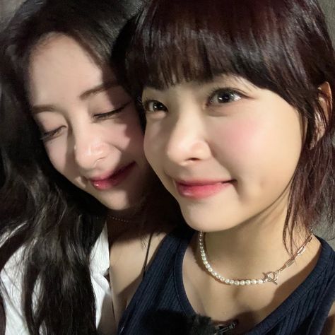 Yunjin Pfp, Eunchae Icon, Le Sserafim Yunjin, Duos Icons, Swan Song, Kpop Couples, Best Sister, Best Duos, Her Eyes