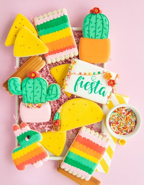 Let's make piñata cookies the easy way! Because piñata sugar cookies really are a must at any fiesta. Grab this free pinata cookie cutter download, projector template, and follow along with the tutorial! I The Sprinkle Factory Pinata Cookies, How To Make Pinata, Easter Sugar Cookies, Cookie Bouquet, Personalized Cookies, Summer Cookies, Cookie Tutorials, Sugar Cookie Designs, 5 De Mayo