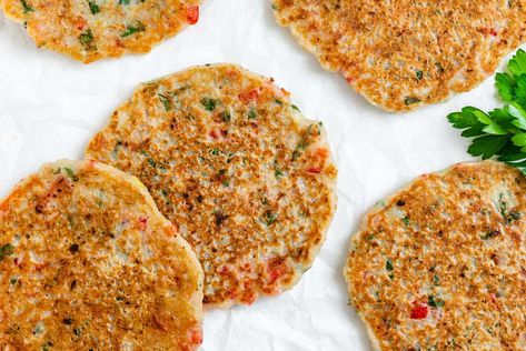 Vegan Potato Pancakes Recipe Leek Pancakes, Vegan Potato Pancakes, Wfpb Breakfast, Plant Based On A Budget, Potato Pancakes Recipe, Potatoe Pancake Recipe, Healthy Breakfast Snacks, Vegan Pancake Recipes, Pancake Calories