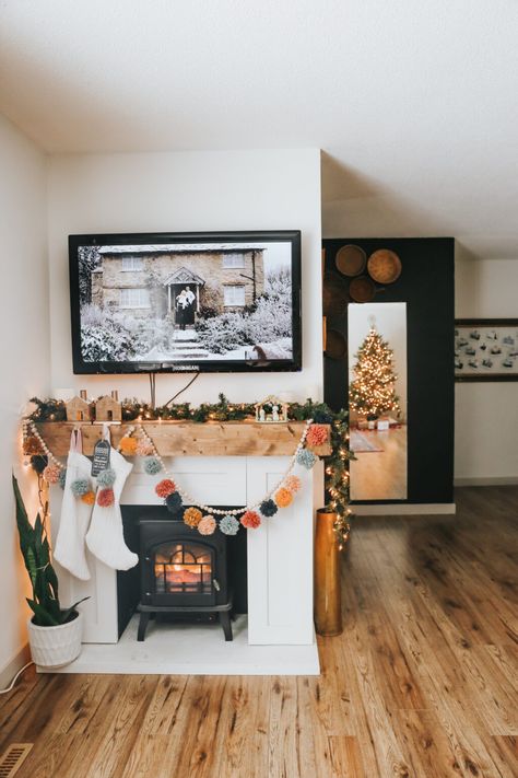 DIY POM POM GARLAND - Step by Step - Tory Stender Boho Pom Pom Decor, Indoor Christmas Lights Ideas Window, Diy Boho Christmas Decor, Hygge Christmas Decor, Diy Pom Pom Garland, Ideas Decoracion Navidad, Boho Christmas Decor, Garland Diy, Diy Pom Pom