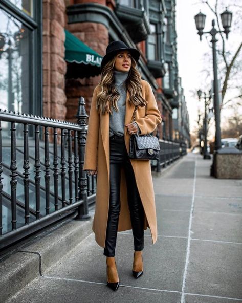 10 Stylish Ways To Wear A Camel Coat This Fall - Mia Mia Mine Long Camel Coat, Coat Outfit Casual, Camel Coat Outfit, Mode Mantel, Coat Outfit, Outwear Women, Cute Winter Outfits, Outfit Inspiration Fall, Camel Coat