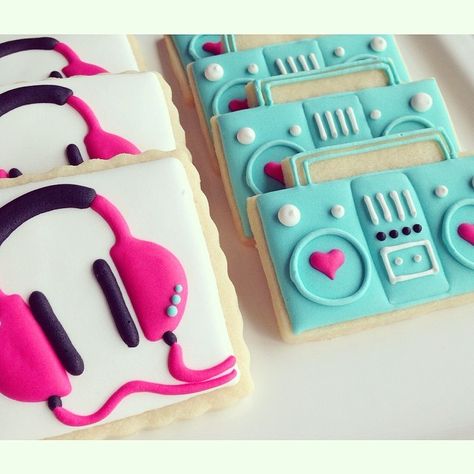 headphonea  and boombox cookies // shopthewhisk Dancing Cookies Decorated, 90s Hip Hop Cupcakes, Dance Party Cookies Decorated, Music Cake, Music Cookies, Meringue Cookies, Cookie Frosting, Fancy Cookies, Cookie Inspiration