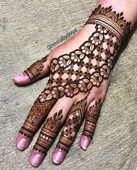 A unique jalidaar pattern. #shaadisaga #mehndidesign #mehendidesign #mehendi #mehndi #henna #bride #brideinspiration Aesthetic Mehndi, Tato Henna, Mehndi Designs 2018, Latest Henna Designs, Modern Mehndi Designs, Tattoo Henna, Stylish Mehndi, Full Mehndi Designs, Stylish Mehndi Designs