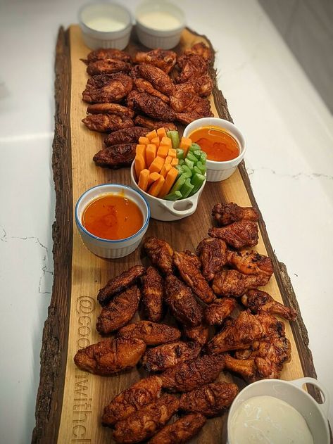 Chicken Tender Party Platter, Charcuterie Board Wings, Chicken Wings Charcuterie Board Ideas, Chicken Wing Platter Ideas, Wing Tray Ideas, Hot Wing Charcuterie Board, Chicken Wing Display Ideas, Chicken Wings Party Display, Wings Platter Ideas