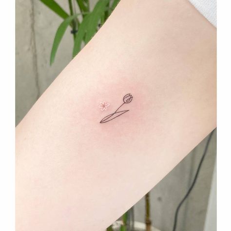 Super Fine Line Tattoo, Tulip Tattoo With Name, Tulip Tattoo Meaning, Dutch Tattoo Ideas, Fine Line Tulip, Fine Line Tulip Tattoo, Tattoo Tulip, Dutch Tattoo, Dutch Culture