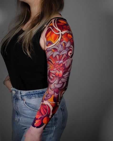 Big colour tattoo Big Flower Tattoo Designs, Flowers On Back Tattoo, Large Floral Tattoo, Leg Tats, Colour Tattoo, Japanese Flower Tattoo, Bright Tattoos, Japanese Flower, Realistic Tattoo