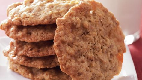 Serve a big crowd with these oatmeal-toffee cookies – a tasty dessert. Oatmeal Toffee Cookies, Toffee Cookie Recipe, Pecan Pies, Oatmeal Cake, Toffee Cookies, Vintage Cakes, Tasty Dessert, Big Crowd, Cookie Brownie Bars