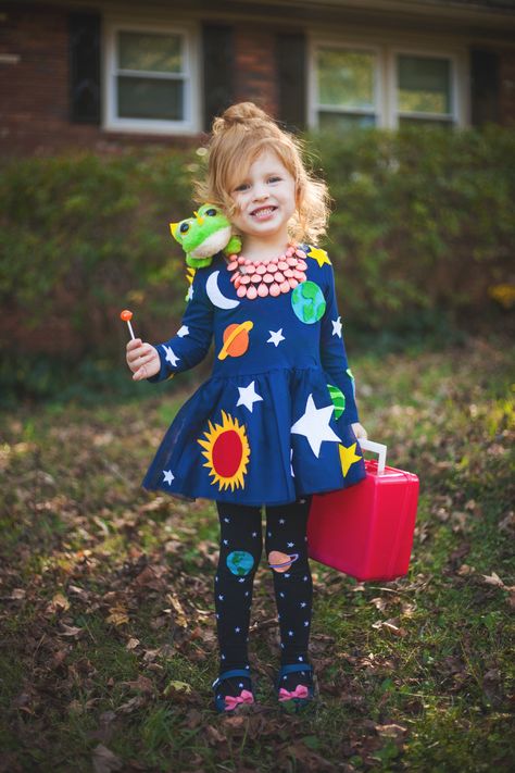 Olive's Mrs. Frizzle Costume that mommy made! Add Liz the lizard, space tights, and a vintage lunchbox and our Magic School Bus attire is complete!! Magic School Bus Costume Ms Frizzle, The Magic School Bus Costume, Magic School Bus Party Decorations, Magic School Bus Family Costume, Magic School Bus Birthday, Magic School Bus Birthday Party, Ms Frizzle Aesthetic, Magic School Bus Party, Ms Frizzle Outfits