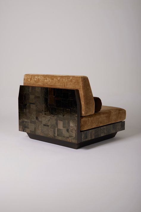 “W/S STONE” ARMCHAIR/CHARGER BY ALMA EBÉNIST. BLACK MICA MARQUETRY SET IN BRASS WITH “GUN BARREL” PATINA.     VERY INSPIRED BY THE 1930S, THE W/S CHAUFFER FEATURES LINES THAT ARE BOTH SIMPLE AND CONTEMPORARY. SOBER AND ELEGANT, IT ILLUMINATES AND BECOMES MINERAL WITH THE FINISH IN BLACK MICA MARQUETRY WITH GREEN REFLECTIONS AND SET WITH PATINATED BRASS. ITS SWIVEL FOOT GIVES IT VERY GREAT COMFORT. CUSHIONS AND A BOLTERS FROM MAISON PIERRE FREY COMPLETE THE ENSEMBLE AND REVEAL A COMPLETELY UNIQU Japan Sofa, Stone Sofa, Sofa Contemporary, Design Armchair, Stone Furniture, Pierre Frey, Armchair Design, Interior Deco, Marquetry