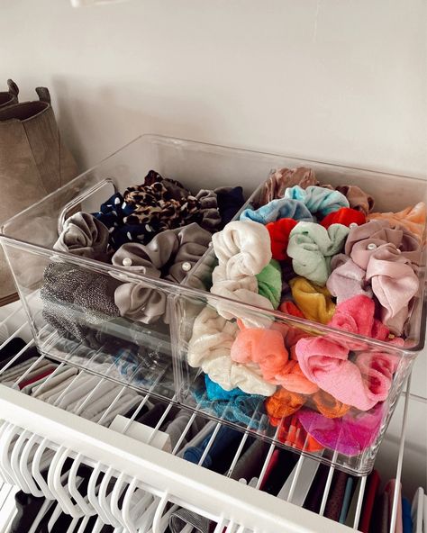 Scrunchy Organization, Organizing Scrunchies, Storing Scrunchies, Scrunchie Organization, Scrunchie Storage, Room Organization Bedroom, Room Organisation, Hair Accessories Storage, Makeup Drawer Organization