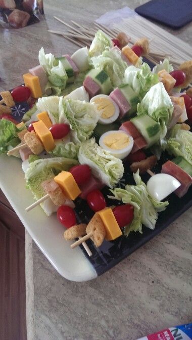 Cabob Sticks, Charcuterie On A Stick, Party Food On Sticks, Dinner Boards, Potluck Finger Foods, Cob Salad, Salad On A Stick, Girls Dinner, Food On Sticks