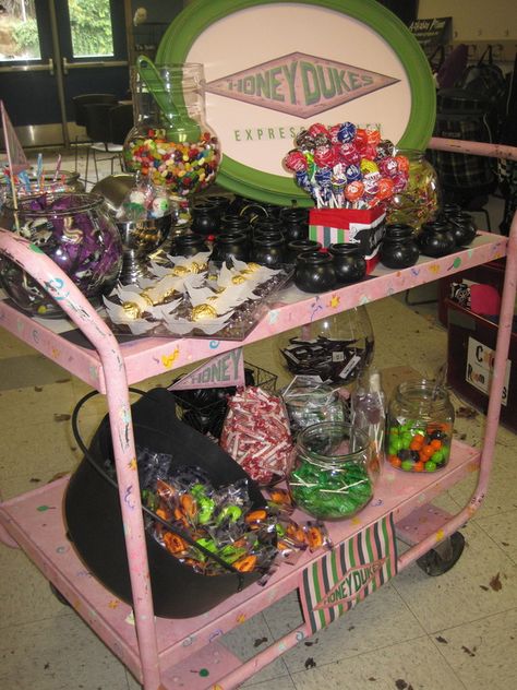 Honey Dukes Express Trolley! Harry Potter - Parker+Paige Events Honey Dukes Trunk Or Treat, Harry Potter Snack Trolley, Harry Potter Trolley Cart Diy, Harry Potter Trolley, Harry Potter Trolley Cart Candy Diy, Harry Potter Trunk Or Treat, Candy Trolley Harry Potter, Hogwarts Express Trolley, Harry Potter Trolley Cart