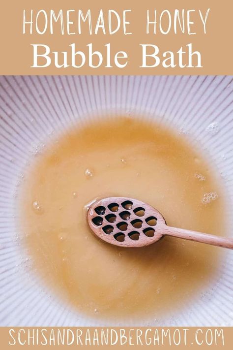 Honey Bath Soak, Bubble Bath Recipe, Homemade Bubble Bath, Bath Recipes Diy, Bath Bomb Recipe Easy, Bath Tea Recipe, Diy Bubble Bath, Beeswax Recipes, Natural Bubble Bath