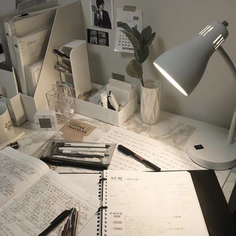 Space Study Aesthetic, Aesthetic Desk Set Up, Aesthetic Study Space, Desk Set Up Aesthetic, Study Space Aesthetic, Study Setup, Romanticising School, Study Desk Decor, Study Place