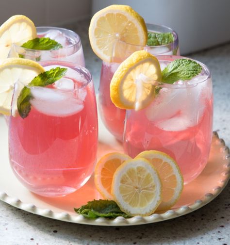 Pink lemonade with mint~ Blue Punch Recipe, Virgin Mojito, Party Punch, Pink Foods, Raspberry Lemonade, Punch Recipes, Indonesian Food, How To Get Warm, Pink Lemonade