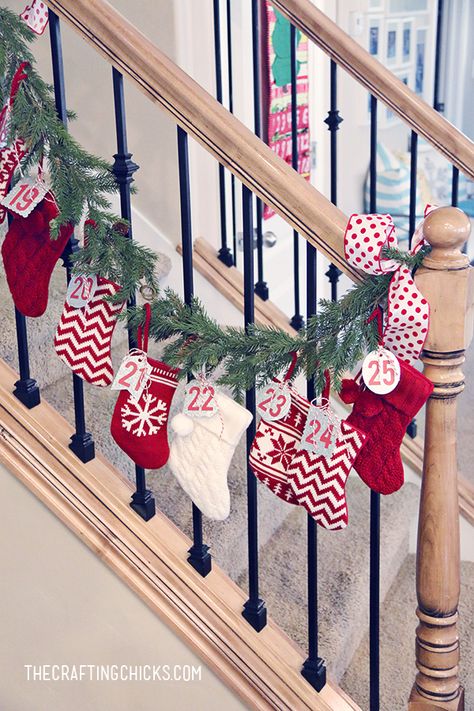 Advent Calendar Socks, Mini Stocking Advent Calendar, Diy Christmas Stockings Ideas, Stocking Advent Calendar, Christmas Stockings Ideas, Stocking Garland, Diy Christmas Stockings, Advent Garland, Calendar Advent