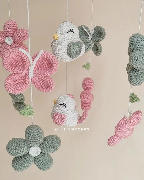 Móbile Jardim 🌷 composto por flores, borboletas e passarinhos em amigurumi 🦋   Você sabia que o móbile, além de ficar lindo na decoração, com suas cores, formas, movimentos e música, estimula o desenvolvimento do bebê?!   Acesse nosso Instagram e peça o seu ❤️ Mobile Amigurumi, April 3, Amigurumi, Off White, Crochet, On Instagram