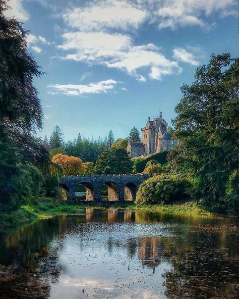 🏰 Drummond Castle, Crieff, Perthshire, Scotland. The lands of Drummond were the property of the Drummond family from the 14th century, and… Scotland Places To Visit, Perth Scotland, British Castles, Castles In Scotland, Scotland Castles, Scottish Castles, Castle Ruins, Beautiful Castles, Scotland Travel