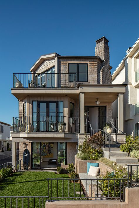 Spacious Bright · East Coast Modern · Manhattan Beach Renovation - Beach Style - Exterior - Los Angeles - by LMD Architecture Studio | Houzz Los Angeles Beach House, Beach Town House Exterior, So Cal Beach House, Contemporary Beach House Exterior, Beach Front Architecture, 3 Storey Beach House, Manhattan Beach California Houses, Manhattan Beach Homes, Loft Exterior