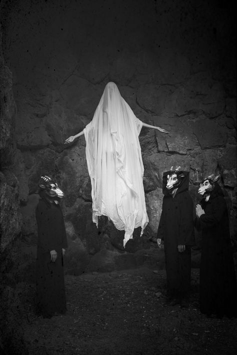 Ghostly levitation in black and white Vintage Occult, Spirit Photography, Paranormal Photos, Spirit Ghost, Horror Photography, Arte Occulta, Esoteric Art, 다크 판타지, Occult Art