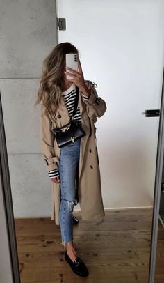 Rainy Spring Day Outfit, Mum Outfits, Job Outfits, Fashion 23, Trench Coat Outfit, Spring Capsule, Perfect Closet, Coat Outfit, Razzle Dazzle