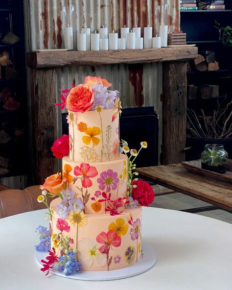 Pressed edible florals combined with divine fresh flowers for Caitlin + Nicholas at The Homestead Berry Australia. Cake by Savvy Fare Cake Sydney Edible Flowers Cake, Colorful Wedding Cakes, Wedding Cake Fresh Flowers, Boho Cake, Fresh Flower Cake, Floral Wedding Cake, June 1st, Wedding Cakes With Flowers, Garden Party Wedding