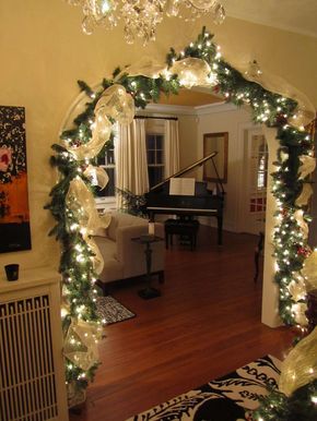 20 Meravigliosi esempi per decorare il Soggiorno a Natale! Ispiratevi… Office New Year Decoration, Christmas Elegant Decor, Deco Mesh Garland, Christmas Lights Garland, Decor Ikea, Yard Decorations, Christmas Decorations Living Room, Christmas Living Rooms, Christmas Yard