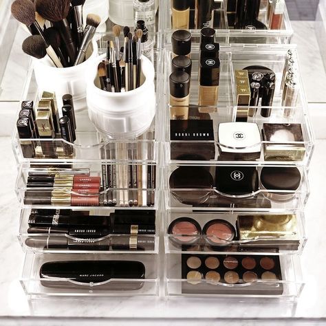 (paid link) Great Make up organization ideas to save your make-up organized and accessible. Guidelines for Make up shelf sparkle included too! Drawer Stack, Makeup Organisers, Makeup Organizing, Makeup Storage Drawers, Make Up Kits, Rangement Makeup, Acrylic Makeup Organizer, Makeup Drawer, Makeup Organization Vanity