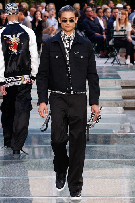 Tom Ford Menswear, Menswear 2020, Ralph Lauren Menswear, Mens Fashion Wedding, Mens Fashion Business, Menswear Runway, Pat Mcgrath, Versace Brand, Versace Outfit