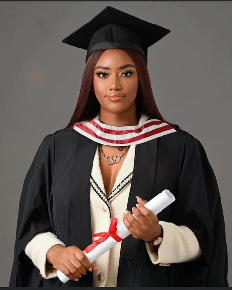 Studio Photoshoot Ideas Graduation, Graduation Gown Pictures, Convocation Photoshoot, Graduation Masters, Nursing School Graduation Pictures, Career Woman Fashion, Graduation Board, Graduation Pose, Graduation Shoot