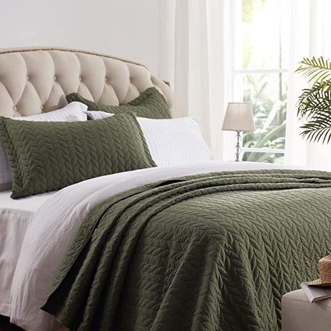 Amazon.com: SunStyle Home Quilt Set Twin Olive Green Lightweight Bedspread Soft Reversible Coverlet for All Season 2pcs Army Green Square Quilted Quilted Bedding Sets (1 Quilt 1 Pillow Sham)(68"x86") : Home & Kitchen Green Comforter Bedroom, Green Bed Sheets, Olive Green Bedrooms, Taupe Bedroom, Beige Headboard, Quilted Bedding, Green Comforter, Green Sheets, Beige Bed