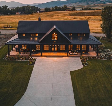 Barndominium Covered Porch, Barndominiums Exterior, Modern Barndominium Ideas Exterior, Big Barndominium, Simple Barndominium Ideas, Barndo Ideas, Hunt House, House Types, Country Home Ideas