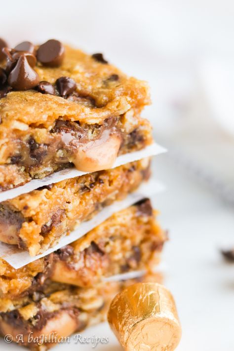 Rolo Oatmeal Cookie Bars - A baJillian Recipes Caramel Blondies, Chocolate Toffee Bars, Butterscotch Bars, Pillsbury Cookies, Oatmeal Cookie Bars, Crunchy Chocolate, Raw Cookie Dough, Pillsbury Recipes, Toffee Bars