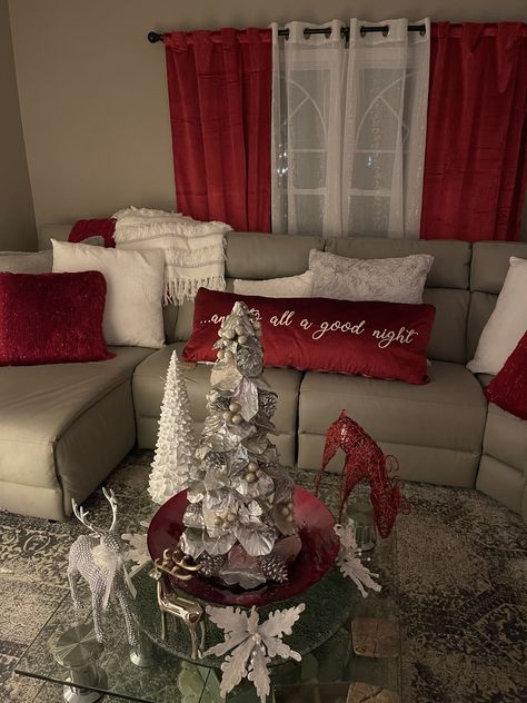 Grey And Red Living Room, Red And White Christmas Decor, Red Living Room Decor, White Christmas Decor Ideas, Christmas Lounge, Glam Living Room Decor, Glam Christmas Decor, Apartment Decorating Living, Red Christmas Decor